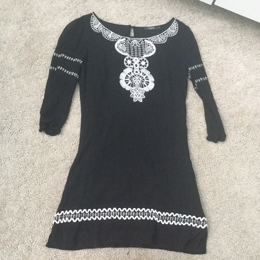 Theme Black and White Embroidered Tunic Size Small Neutral Comfy Basic